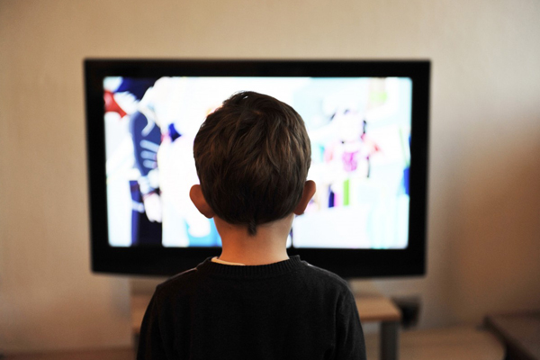 多大孩子可以看电视？