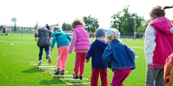 增加户外活动时间可能降低孩子近视的风险